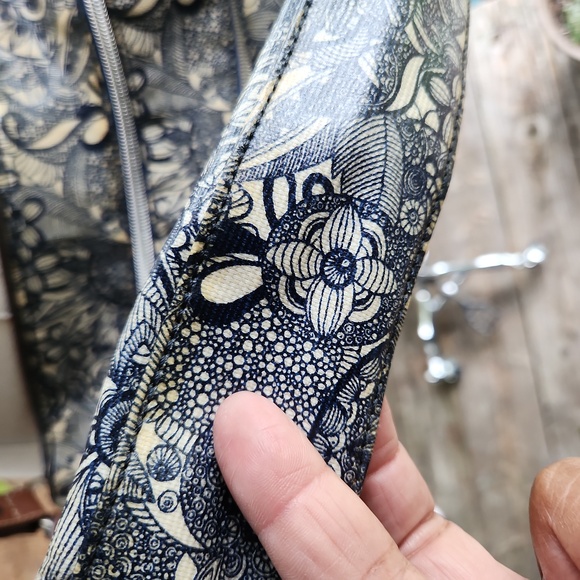 Sakroots Artists Circle blue and white coated canvas crossbody handbag - Picture 12 of 16